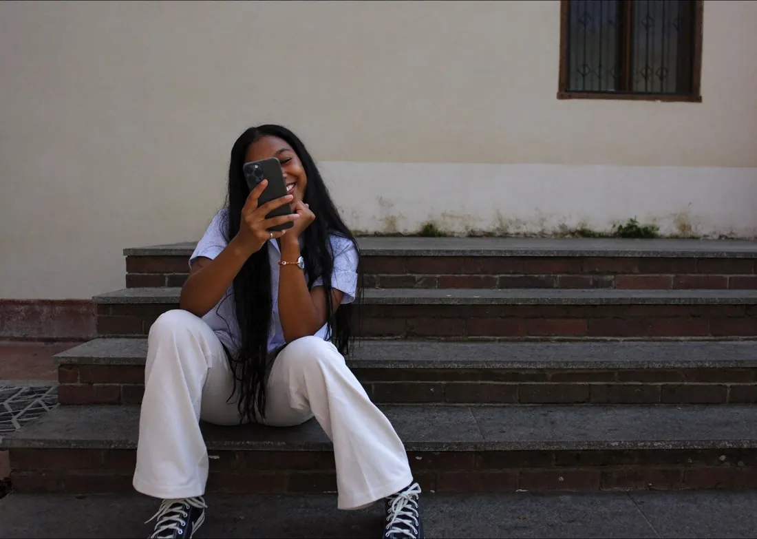 A Sao customer using her phone